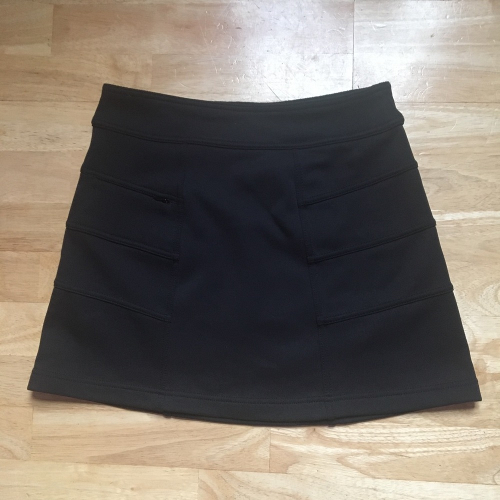 🌻 Black Athleta skirt.